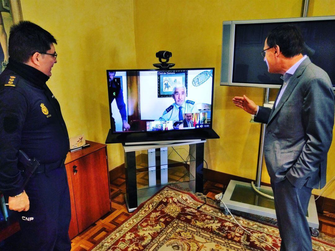 El Comisario Jefe, Ubaldo de la Torre, junto al Subdelegado del Gobienro, Ángel Blanco, durante una video-conferencia
