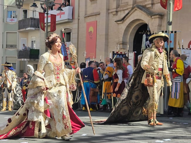 Javier Ferrándiz, junto a su mujer, capitán cristiano de la Filà Andaluces