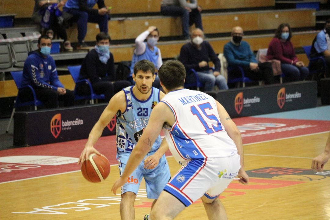 Edu Martínez defiende una jugada de Erik Quintela