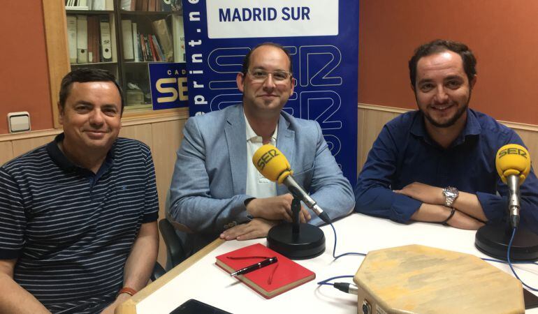 De izquierda a derecha, Jesús Saiz, portavoz IUCM en Parla, Serafín Faraldos, alcalde (PSOE) de Valdemoro, y Sergio López, portavoz del PP en Fuenlabrada.