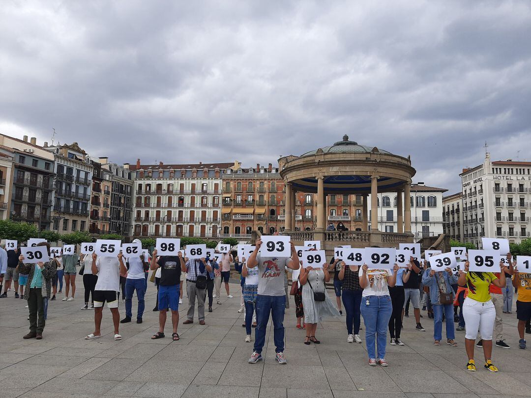 Performance con motivo del Día del Refugiado en la Plaza del Castillo de Pamplona