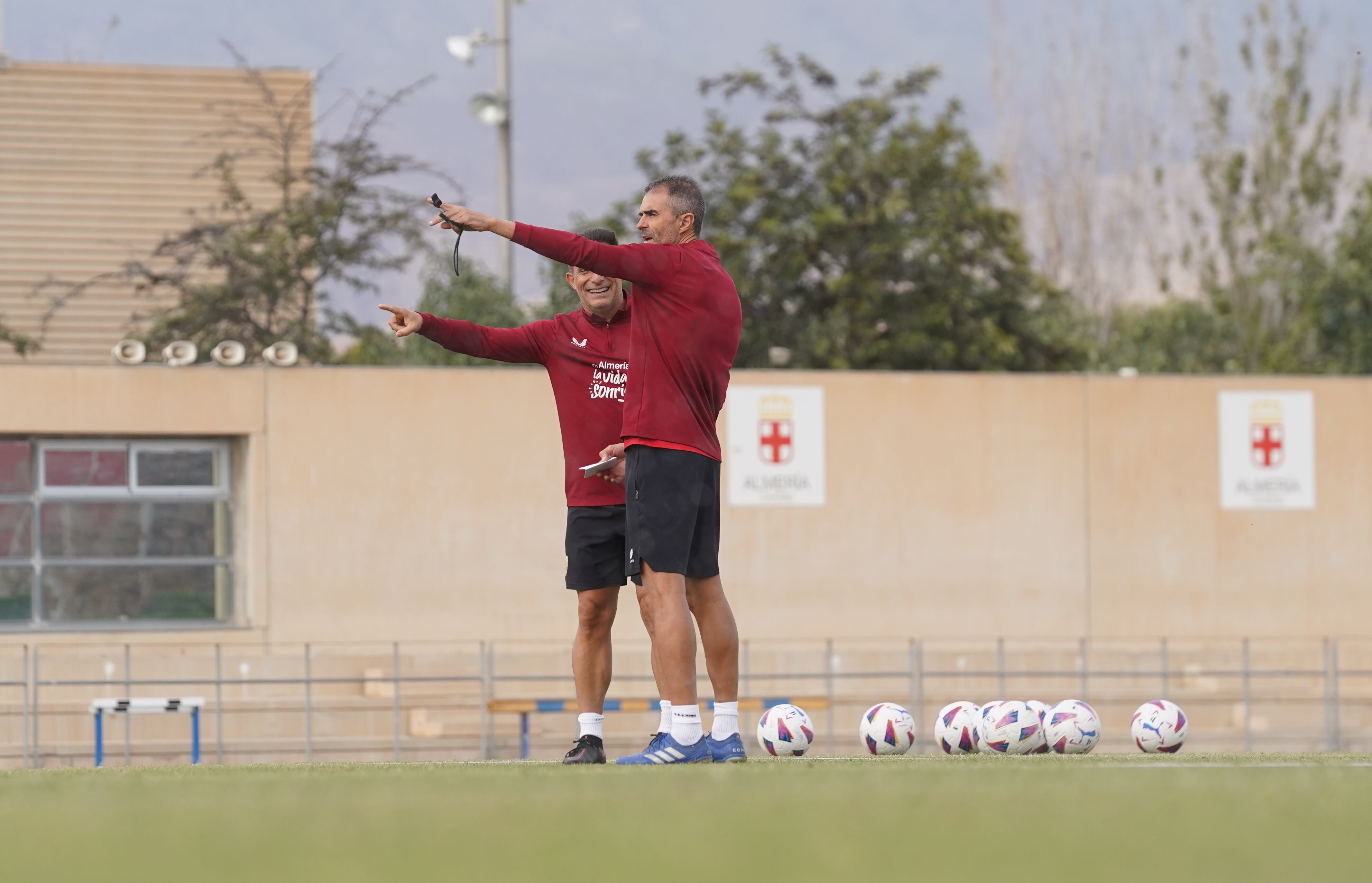 Gaizka Garitano hablando con el preparador físico Julio Hernando.