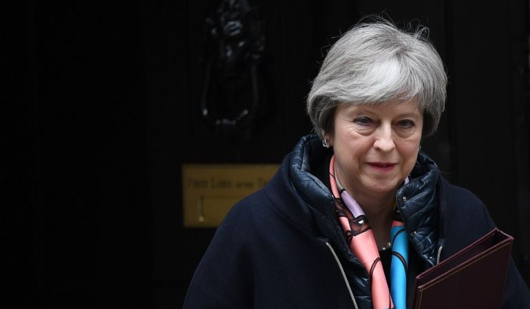 La primera ministra británica, Theresa May, sale del número 10 de Downing Street en Londres (Reino Unido).