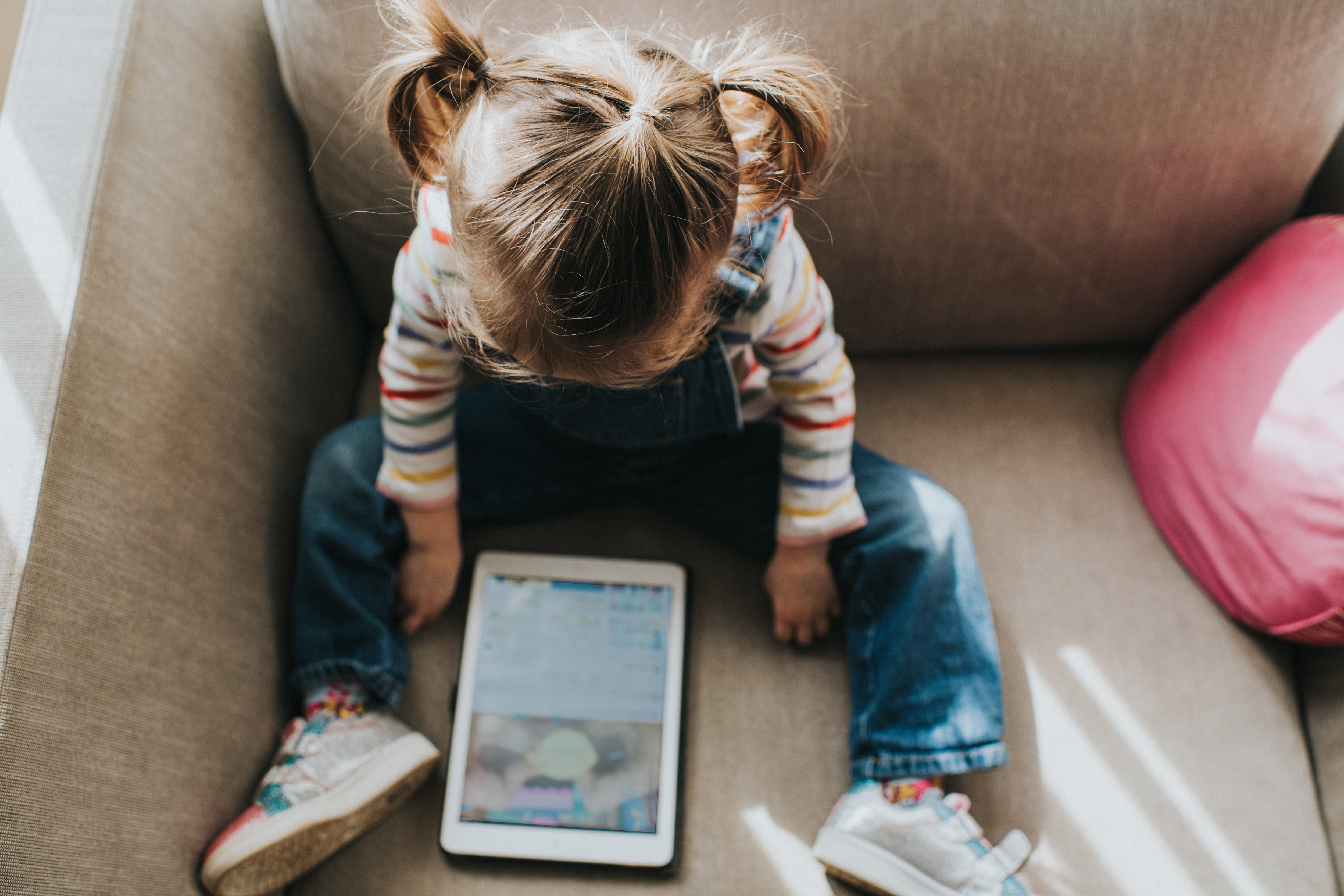 Imagen recurso de una niña con una tablet.