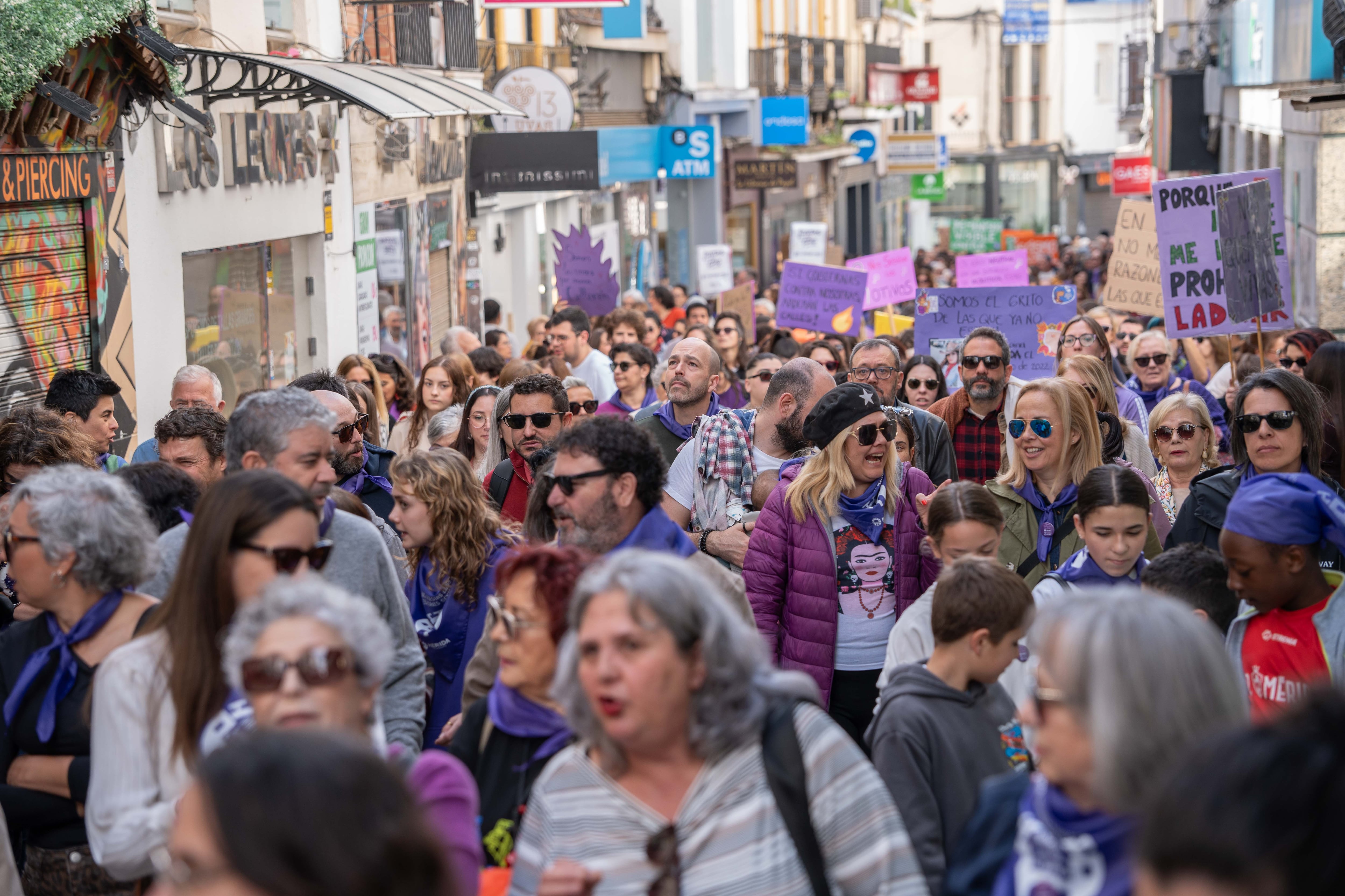 Momento de la manifestación del 8M avanzando por la C/ Santa Eulalia de Mérida/ Ayuntamiento de Mérida 