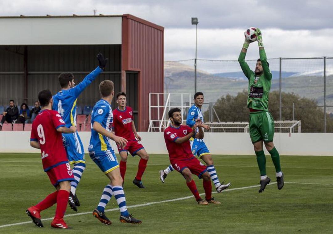 'Beli' -dorsal 7- ante Carmona -portero- durante el encuentro de la pasada temporada en la Ciudad Deportiva Francisco Rubio.