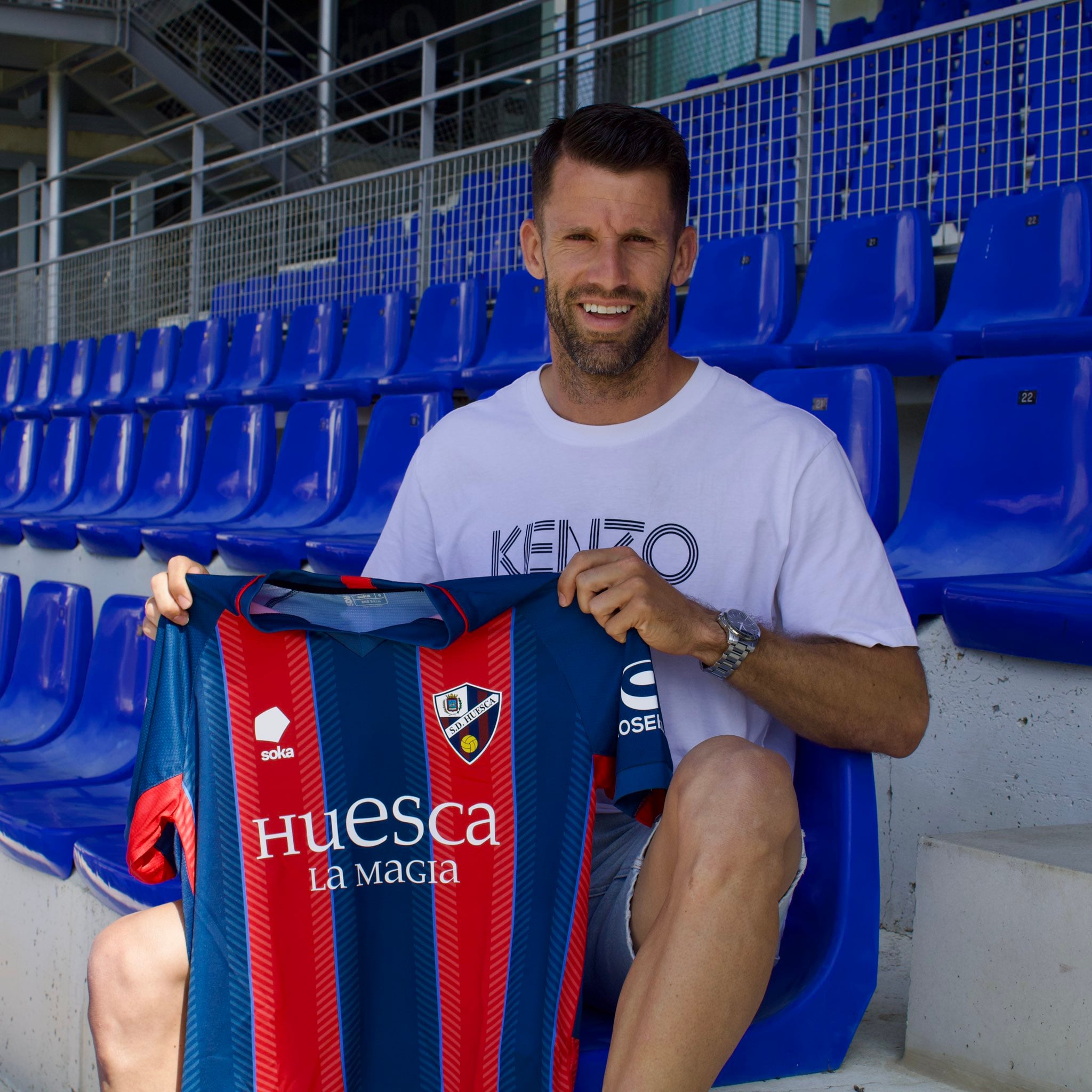 Dani Jiménez posa con la camiseta de la SD Huesca