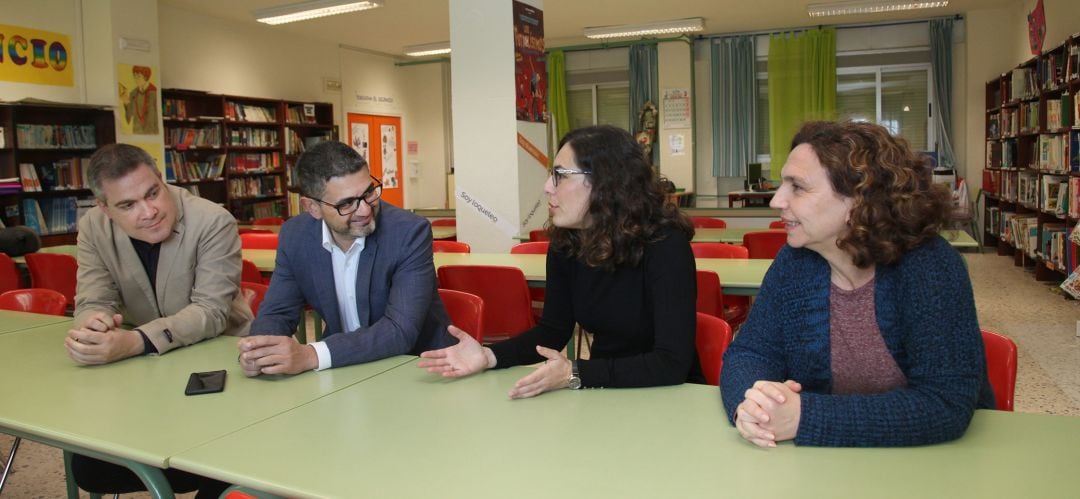 Sánchez Sanguino, Sánchez Acera y Ana Sotos en la visita al centro García Lorca