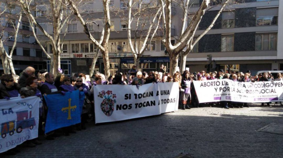 Decenas de mujeres acudieron el día del juicio para expresar su apoyo a Cañedo, denunciada por una asociación ultracatólica con sede en Valladolid. 