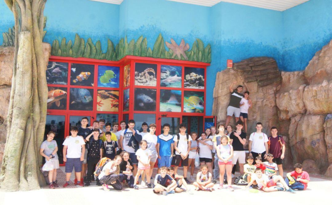 Los jóvenes karatekas rondeños sacaron tiempo para visitar el Acuario de Roquetas de Mar.