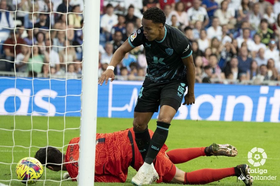 Lázaro batiendo la portería del Real Madrid.