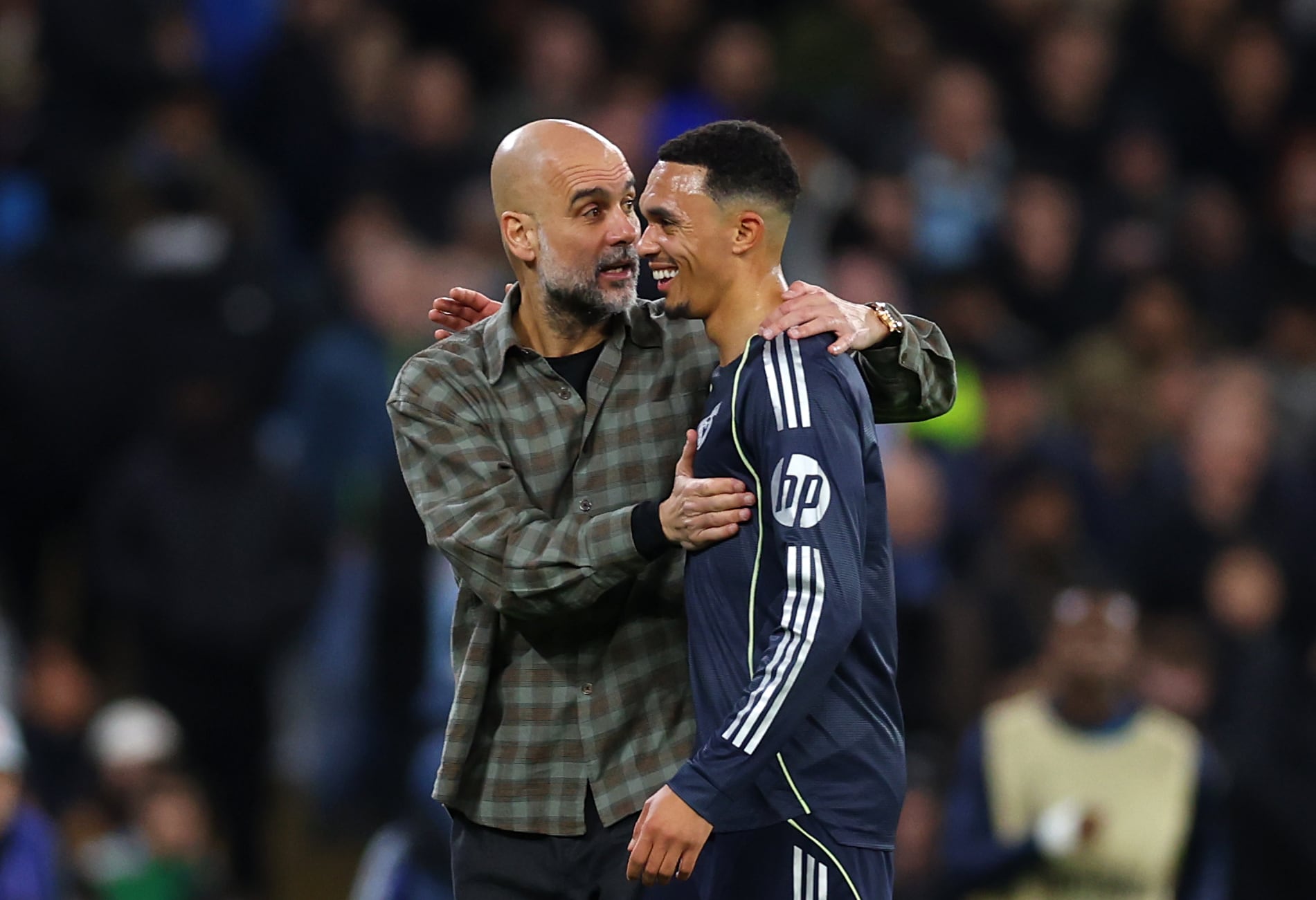 Trent Alexander-Arnold hablando con Guardiola en el partido de Champions