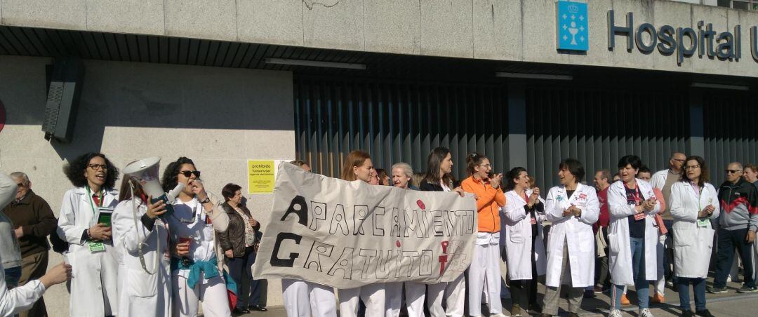 Concentración de trabajadores de la sanidad por un aparcamiento gratuito