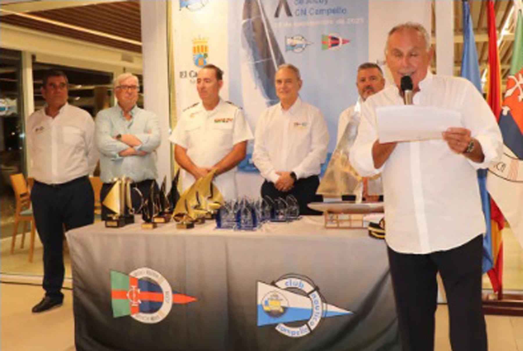 Un instante de la entrega de trofeos de la regata del Círculo Industrial de Alcoy CN Campello