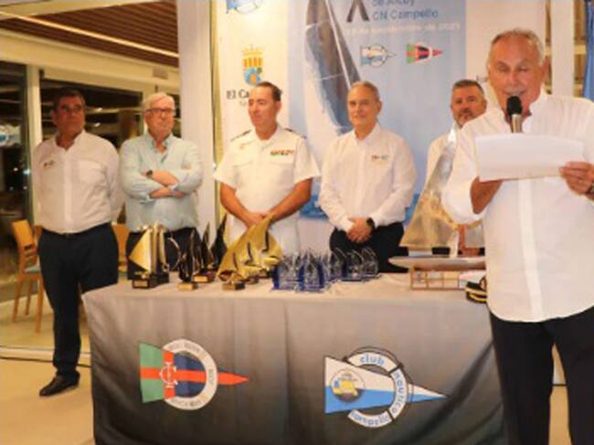 Un instante de la entrega de trofeos de la regata del Círculo Industrial de Alcoy CN Campello