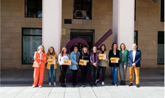 Los premiados en el concurso de escaparates de Halloween tras recibir sus premios