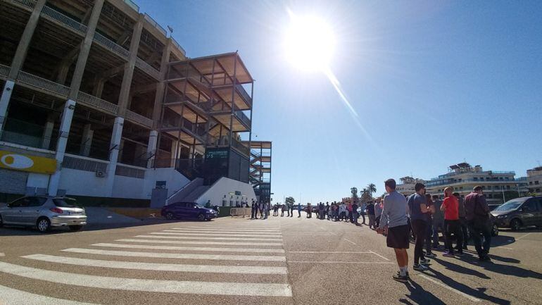 Aficionados del Elche esperando junto a las Taquillas del Martínez Valero