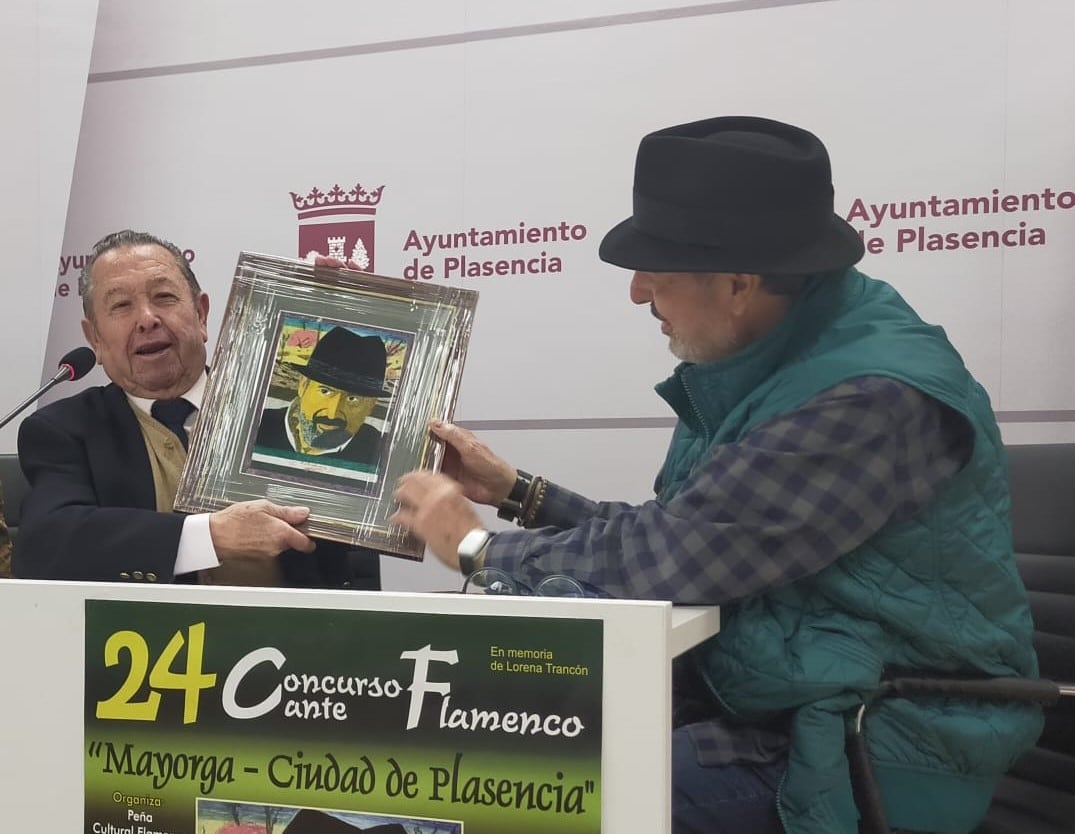 Román Hernández entregando el retrato a Decórdoba