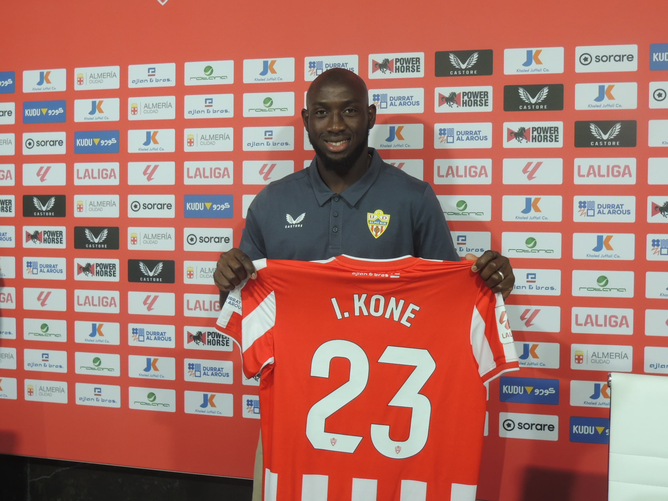 Koné en su presentación como jugador del Almería.