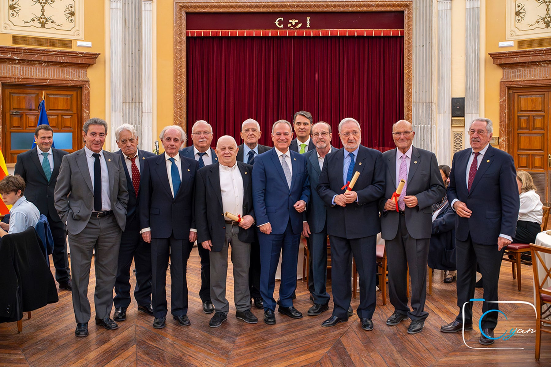 Foto de familia de todos los premiados con el presidente del Círculo Industrial, Indalecio Carbonell