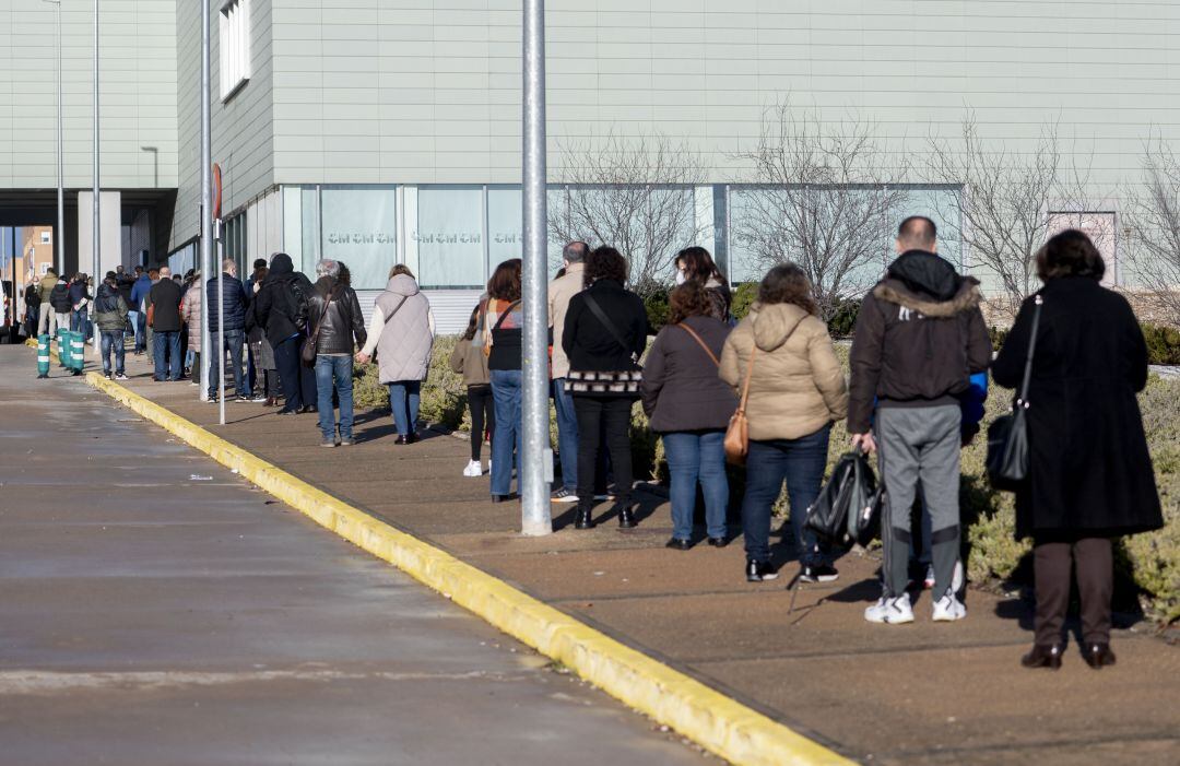 Decenas de personas forman fila para acceder al Hospital de Alcorcón, en Madrid