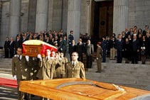 El féretro con los restos mortales del expresidente del Gobierno Leopoldo Calvo Sotelo, sacado del Congreso de los Diputados, cubierto con la bandera de España y bajo los acordes del himno nacional