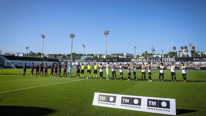 Los jugadores de Levante UD y Valencia CF, formando antes de la disputa de un encuentro amistoso el pasado verano.