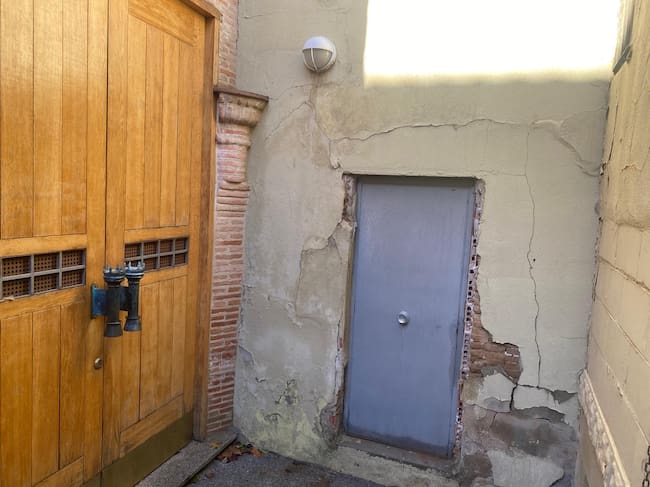 Muro en mal estado junto a la puerta de la capilla Luis de Lucena