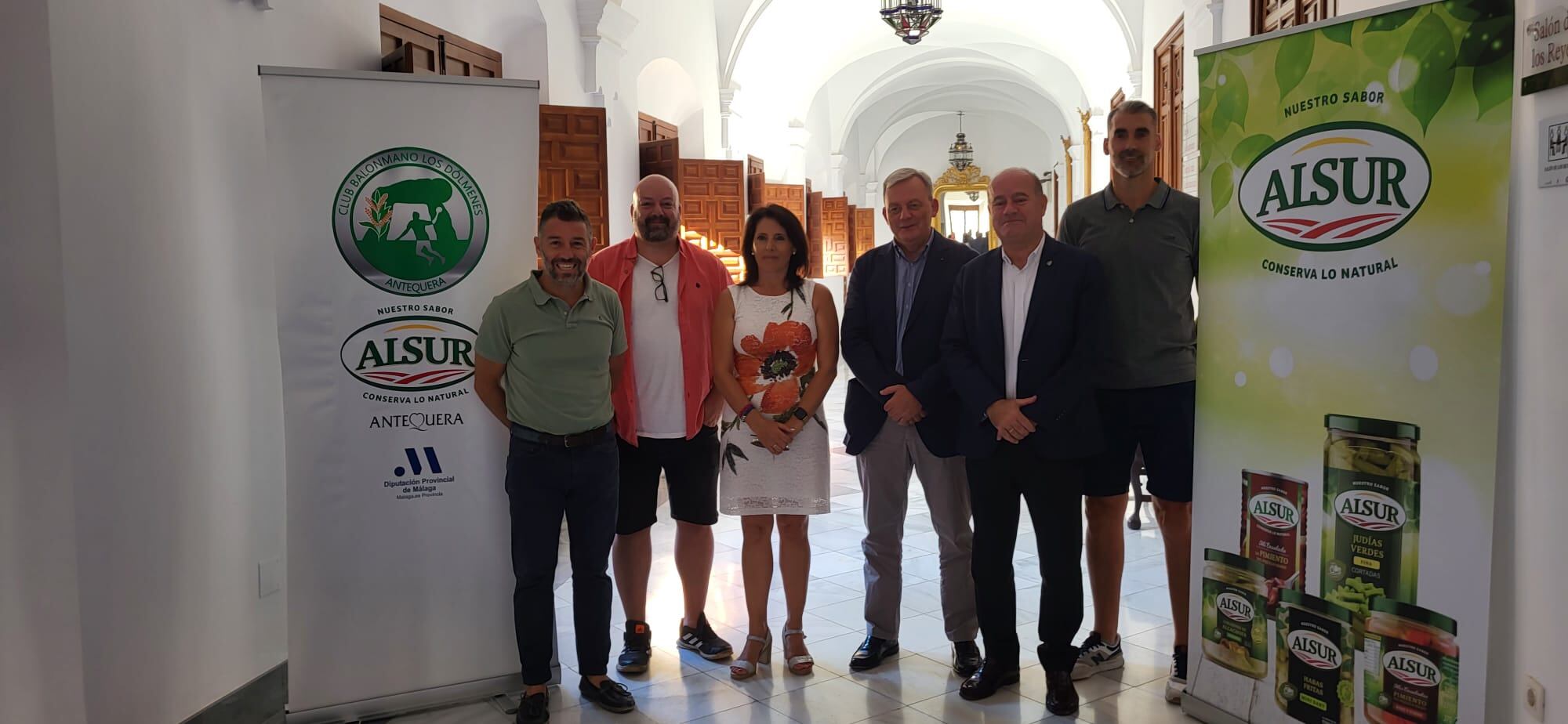 Posado del acuerdo entre Club BM Los Dólmenes y Conservas Alsur