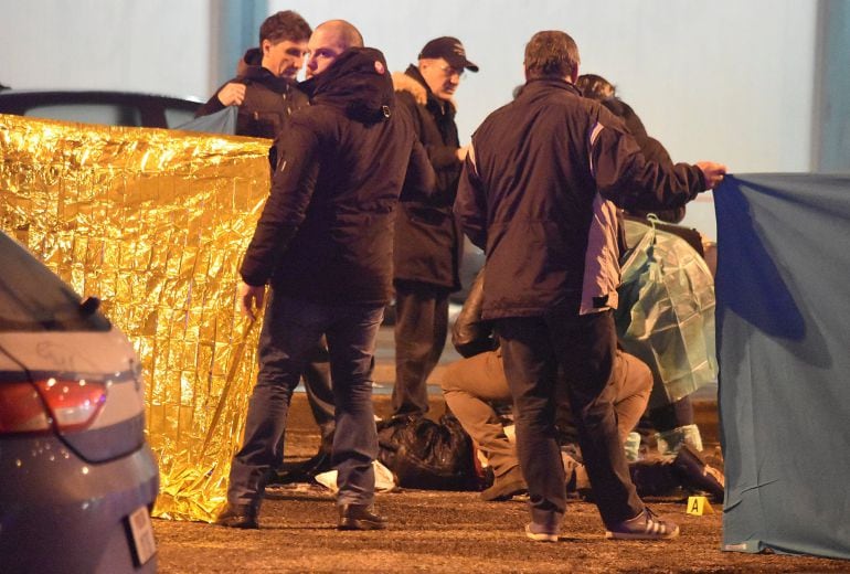 Policias italianos trabajan junto al cuerpo sin vida del supuesto responsable del ataque de Berlín 