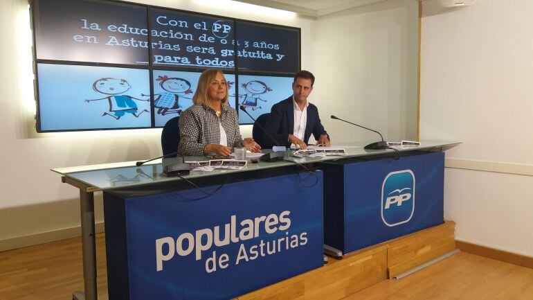 El diputado del PP David González Medina junto a la presidenta del partido, Mercedes Fernández presentando iniciativas en favor de la gratuidad de la enseñanza
