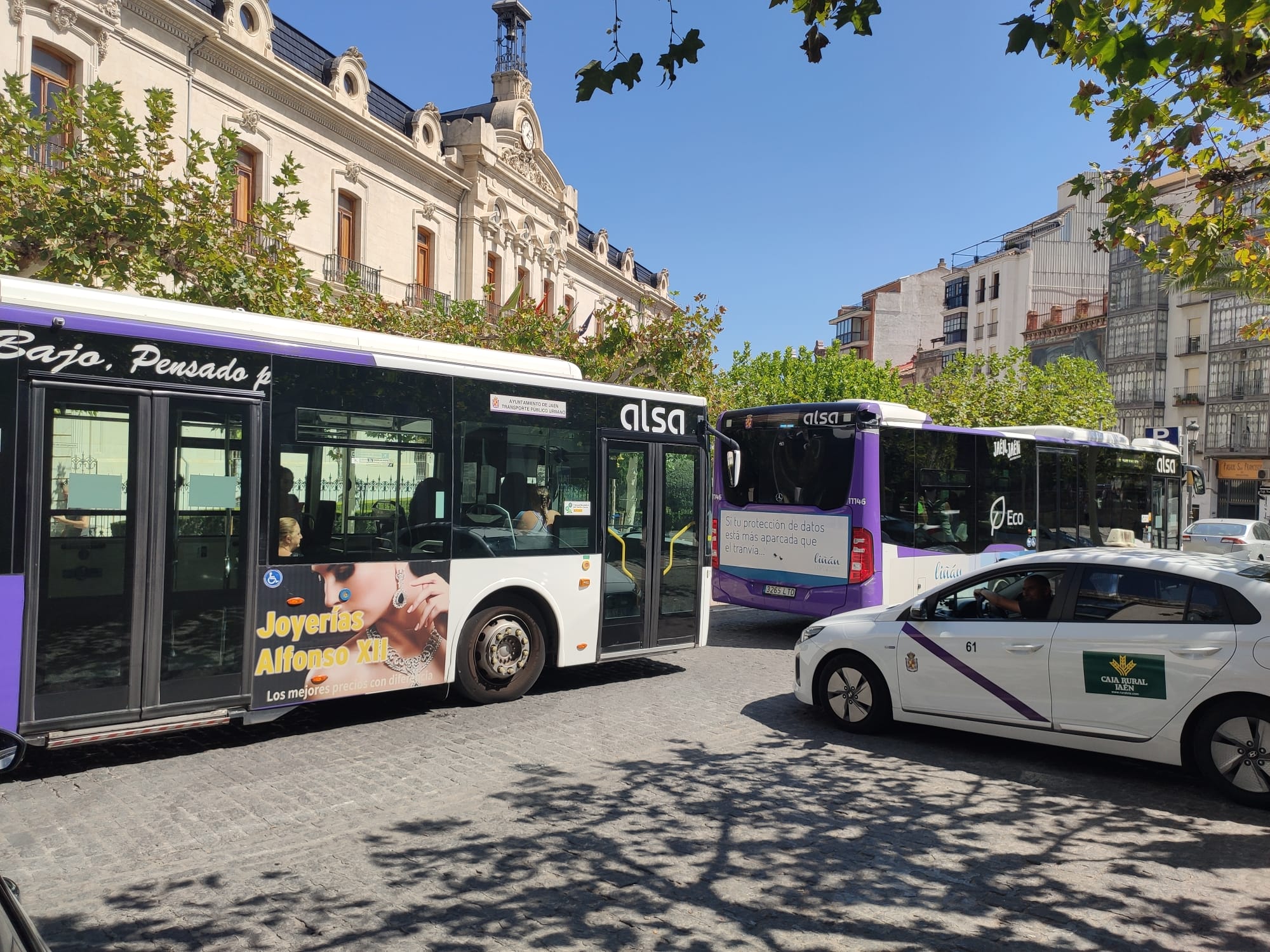 Dos de los autobuses urbanos de ALSA por la Plaza de San Francisco de Jaén