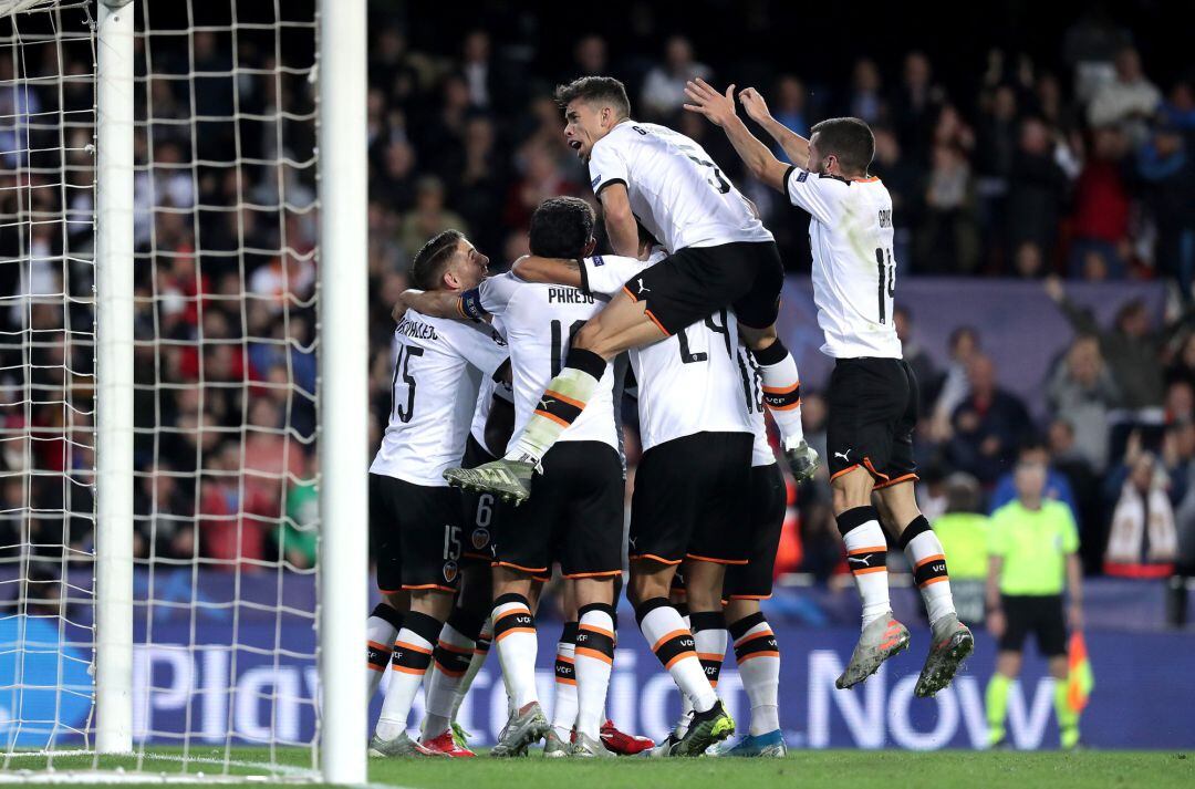 VALENCIA, SPAIN - NOVEMBER 05: Gabriel Paulista and Jose Luis Gaya of Valencia celebrates his team&#039;s third goal scored by Geoffrey Kondogbia with teammates  during the UEFA Champions League group H match between Valencia CF and Lille OSC at Estadio Mestalla on November 05, 2019 in Valencia, Spain. (Photo by Gonzalo Arroyo Moreno, Getty Images)