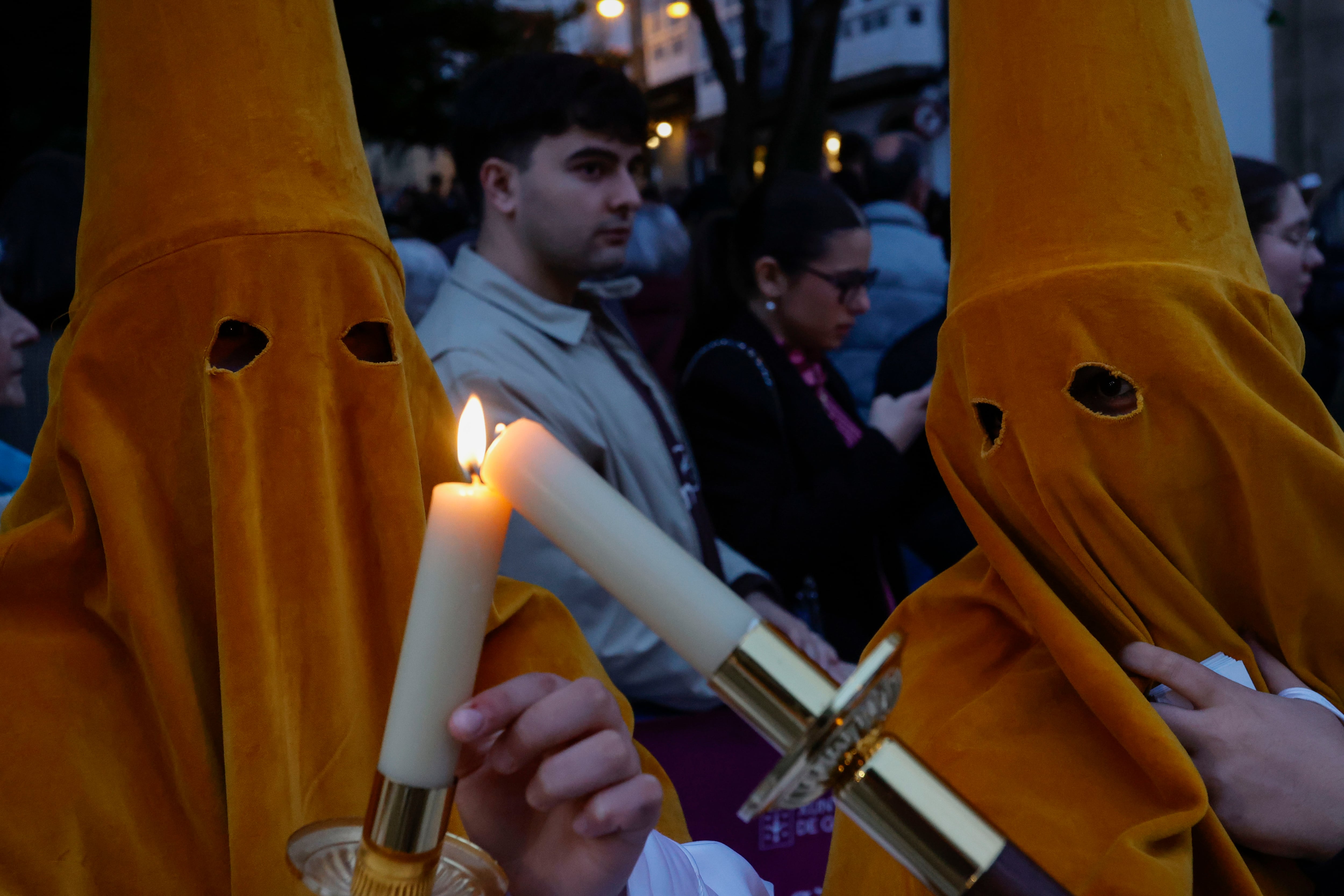 Instantes previos al inicio de la procesión de este Lunes Santo (foto: Kiko Delgado / EFE)