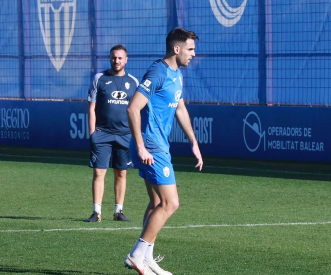Manel Martínez ya entrena bajo las órdenes de Jordi Roger.