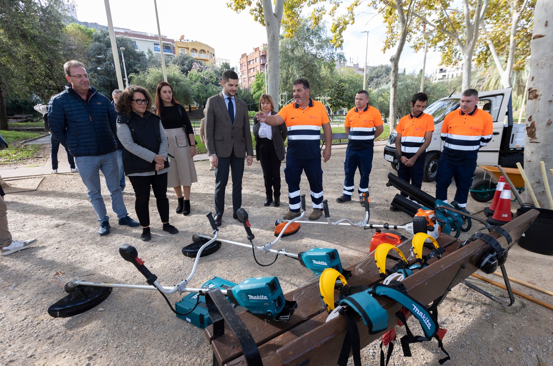 Trabajadores de la Fundació Espurna junto con algunos miembros de la corporación municipal.