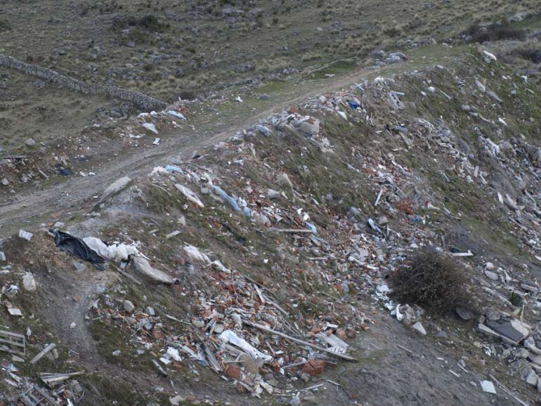 Escombros acumulados en el campo sin ningún tipo de tratamiento