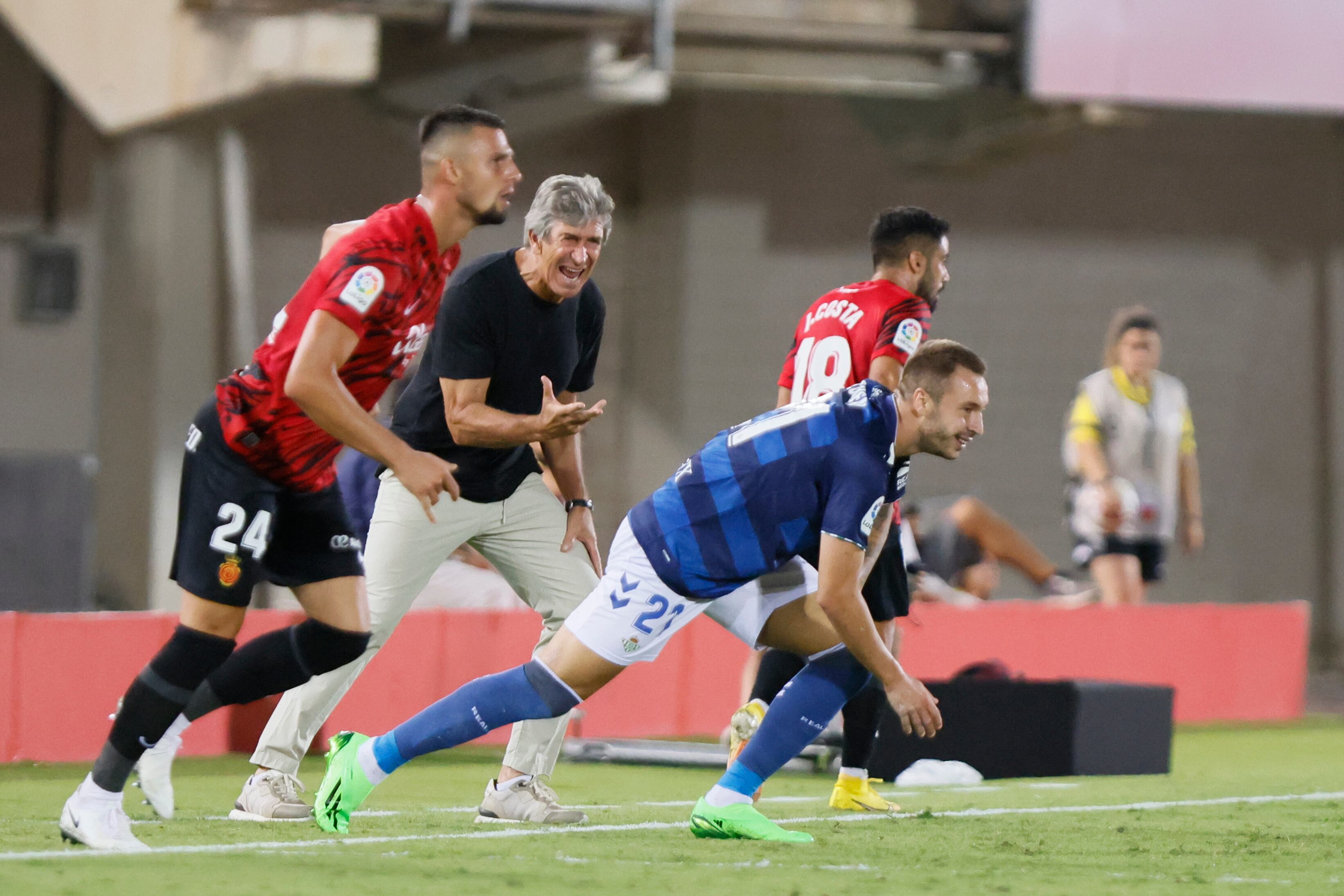 PALMA DE MALLORCA, 20/08/2022.- El entrenador del Betis, Manule Pellegrini (2-i), durante el partido de Liga en Primera División ante el Betis disputado este sábado en el Visit Mallorca Estadi de Palma de Mallorca. EFE/Cati Cladera
