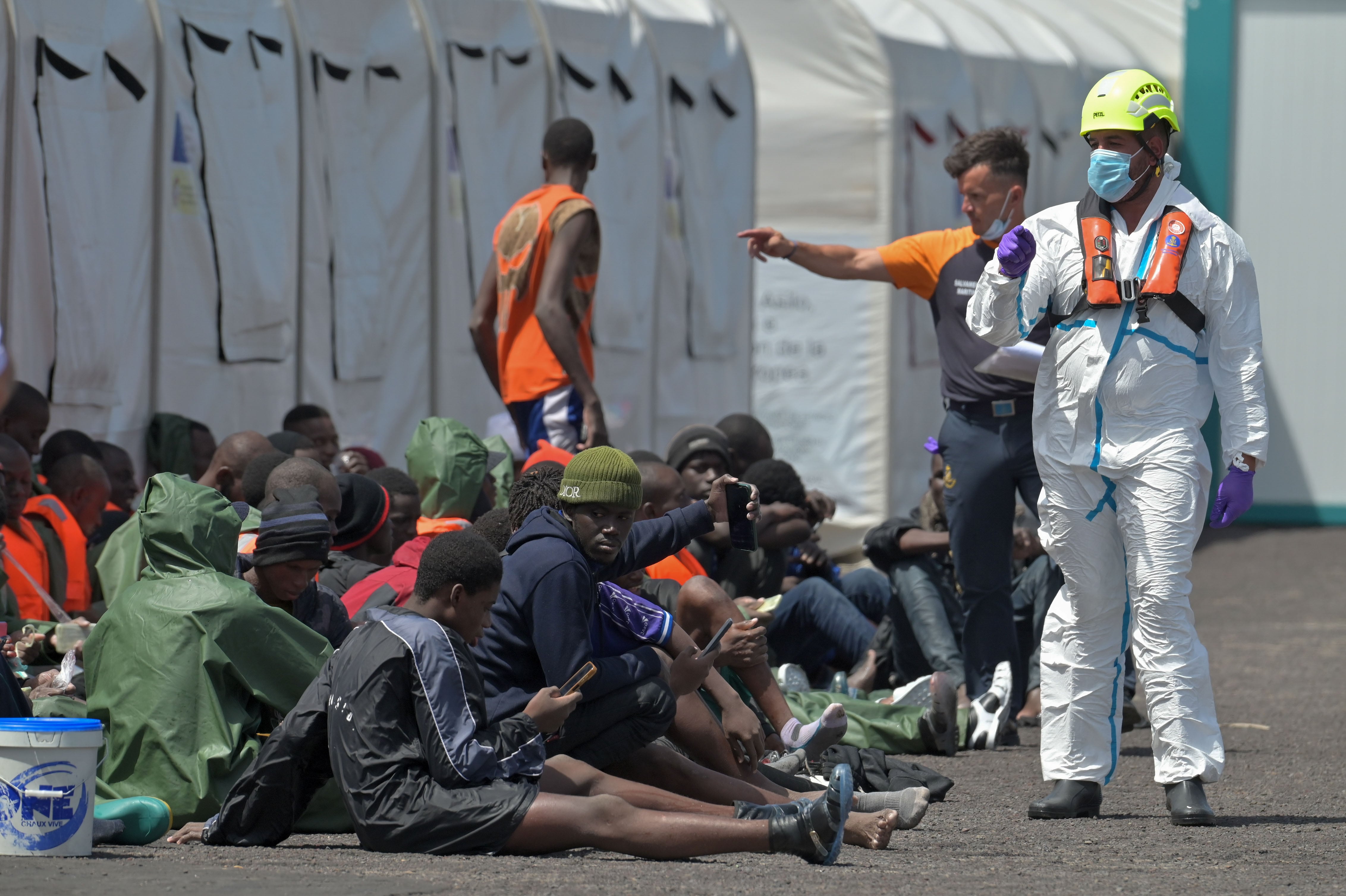 Los 61 migrantes rescatados del segundo cayuco rescatado este miércoles en El Hierro