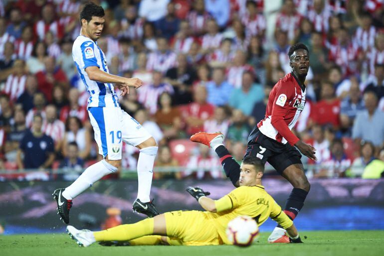 Williams falla un mano a mano contra Cuella, enviando el balón fuera tras su golpeo con el exterior de la bota.