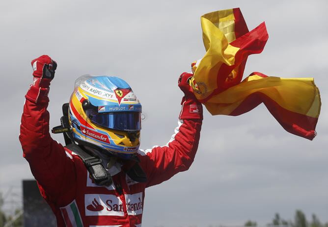 El español Fernando Alonso disfruta de la victoria en el Gran Premio de España