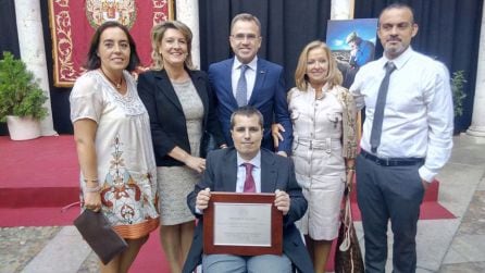 ARCHIVO: Gonzalo Estefanía, en el centro, con el diploma del Premio de Periodismo de Valladolid, acompañado, de izquierda a derecha, de Noelia Romo, Gloria Portela, Fernando Berzosa, Gloria Martínez y Valentín García