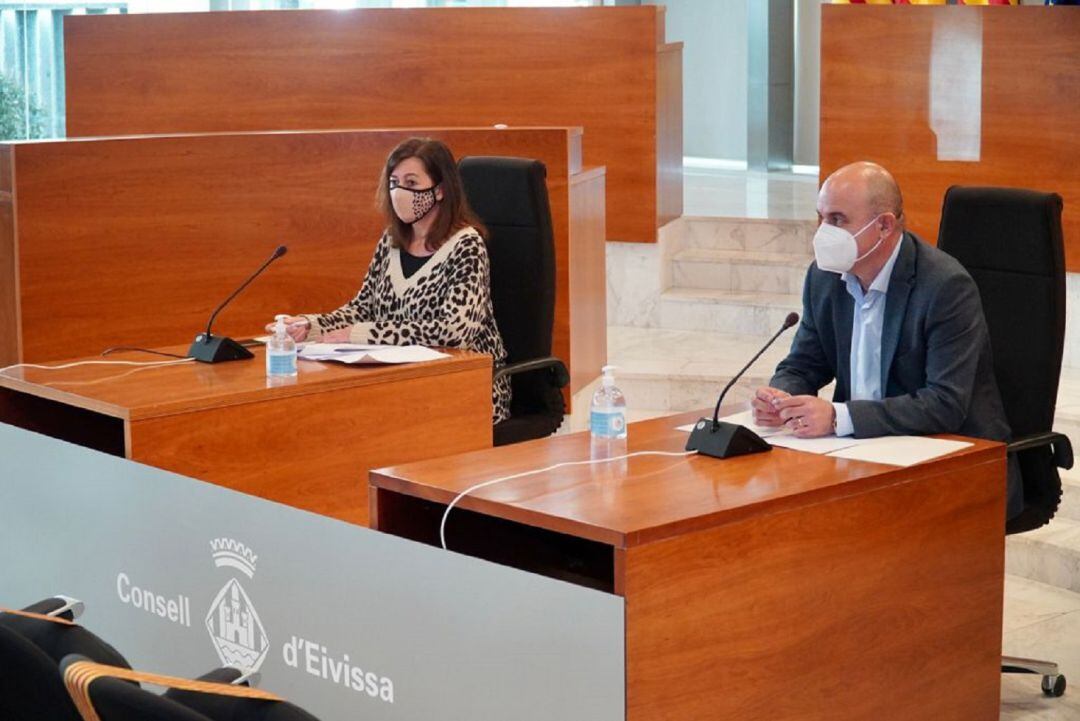 La presidenta del Govern y el presidente del Consell de Ibiza durante la presentación de las ayudas