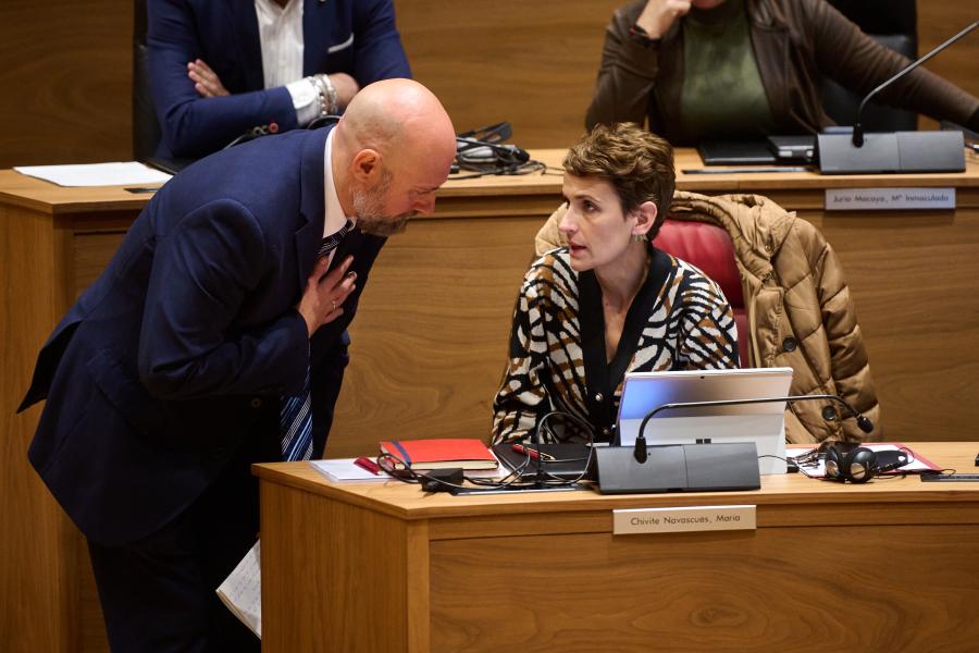 El consejero de Economía y Hacienda, José Luis Arasti, se dirige a la presidenta del Gobierno de Navarra, María Chivite, durante un pleno