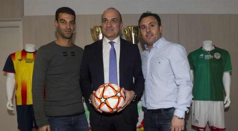 Los seleccionadores catalanes Gerard López y Sergio González, junto al presidente de la Federación Catalana de Fútbol (FCF), Andreu Subies, poco antes de la rueda de prensa en la que han dado a conocer la lista de veintidós jugadores convocados para el amistoso del Camp Nou el próximo 26 de diciembre contra el combinado del País Vasco.