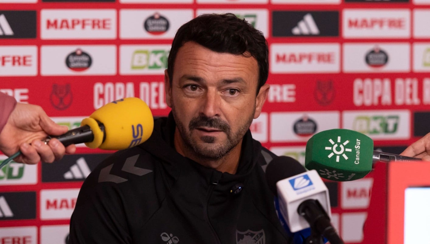 Ale Acejo, ayudante de Pellicer, en la sala de prensa del Estepona