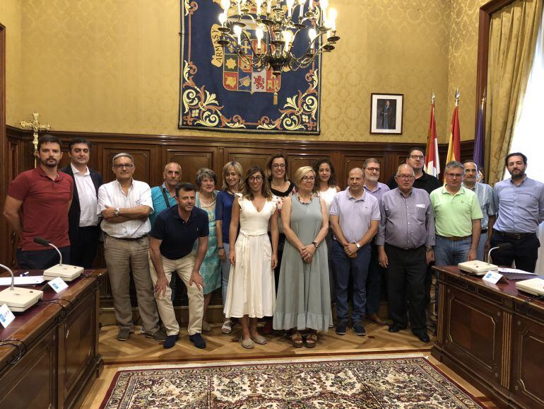 Miembros de la Diputación de Palencia junto con las 13 asociaciones con las que la Institución ha suscrito convenios