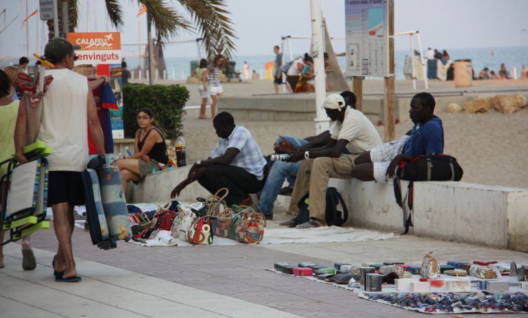 Manters al passeig marítim.