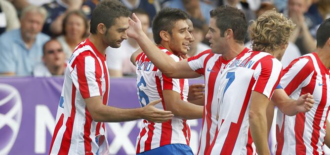 Adrián es felicitado por sus compañeros tras marcar su primer como jugador del Atlético de Madrid