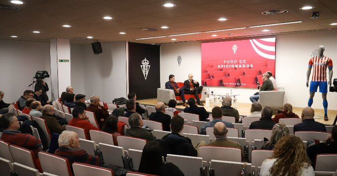 Alejandro Irarragorri y David Guerra responden a los abonados rojiblancos en El Molinón.